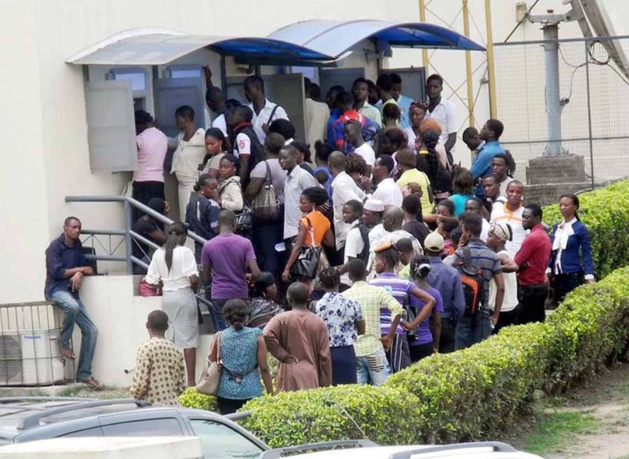 Nigerians queuing for cash withdrawals