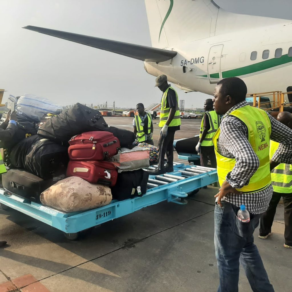 The airport ground services unload luggage belonging to Nigerian returnees from Libya. Source: National Emergency Management Agency (NEMA)